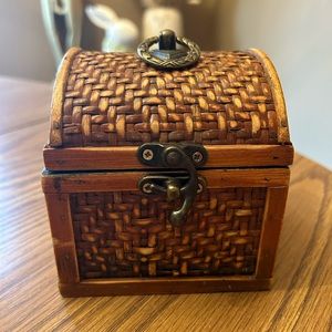 Wicker stash box - wood hinged box - metal hardware - measurements in ph…